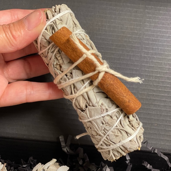 NWT New Beginnings Await: 4-Pack Smudge Stick & Crystal Gift Box - Picture 4 of 5